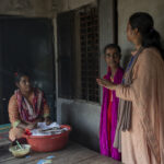 Nours Mutter Rhia (25) im Gespräch mit ARKTF-Sozialarbeiterin Shelpy Khatun (32)