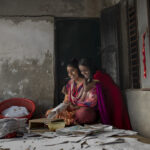 Nours Mutter Rhia stellt aus recyceltem Papier Tüten her, die sie verkauft (von ARKTF unterstütztes Kleinunternehmen).