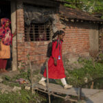 Nour (12) macht sich auf den Weg zur Schule.