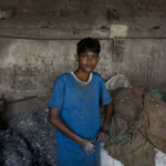 Tazims (12) Arbeitsplatz in einer Aluminiumfabrik.