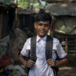 Tazim (12) freut sich, dass er bald nicht mehr in der Aluminiumfabrik arbeiten muss, sondern wieder zur Schule gehen wird..